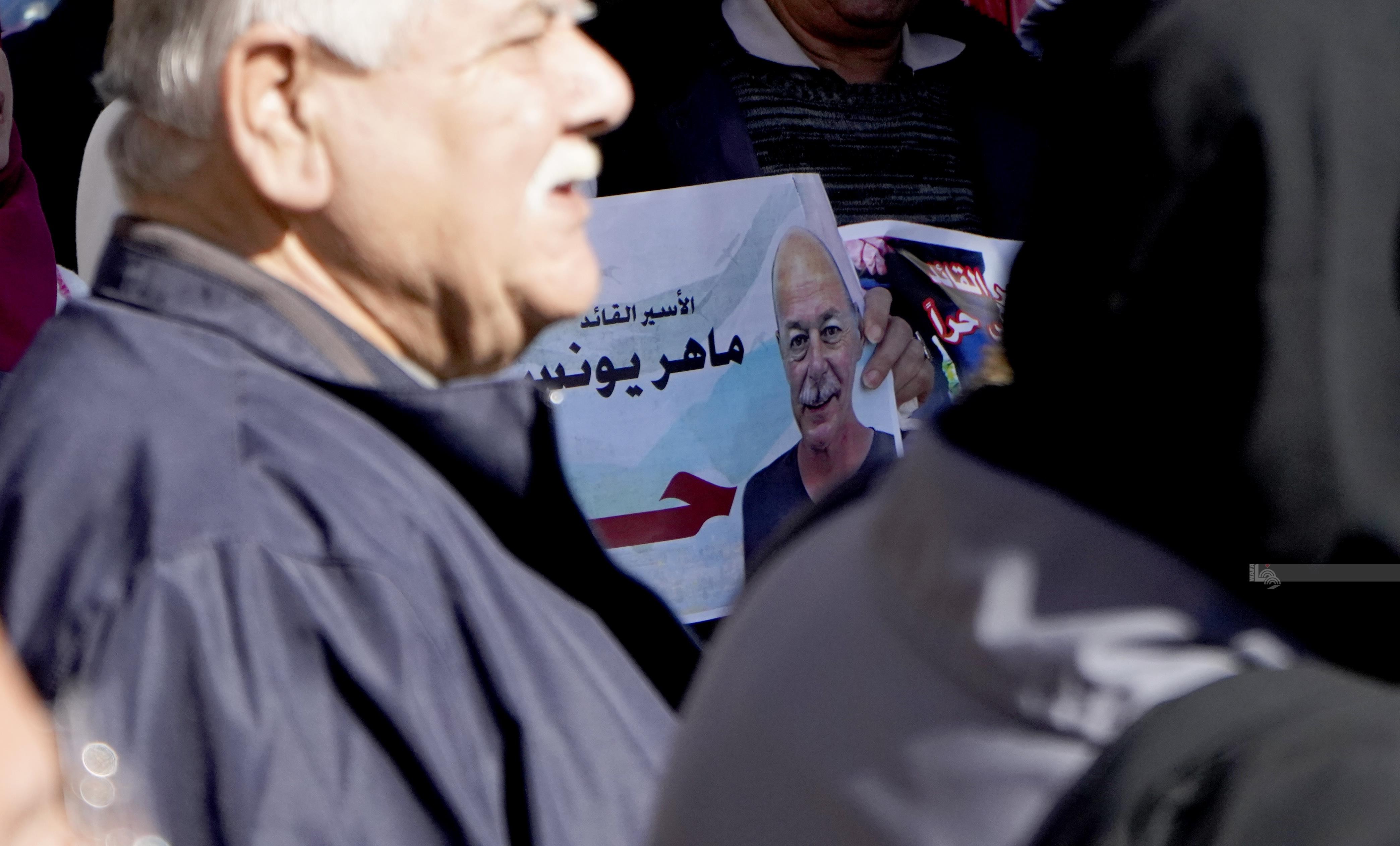 مواطنون ينظمون مسيرة للاحتفال بالافراج عن الأسير ماهر يونس، بعد قضاء 40 عاما في سجون الاحتلال 23.jpg