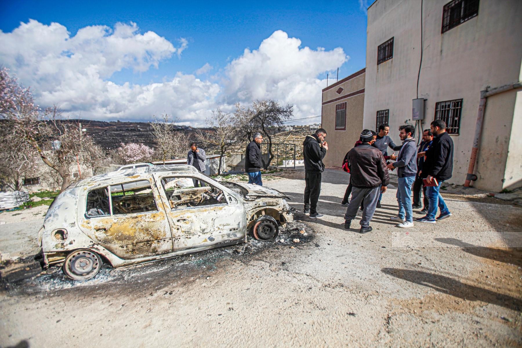 مواطنون يتفقدون المركبات التي احرقها المستوطنون اثناء الاعتداء على الاهالي في قرية جالود جنوب نابلس 12.jpg