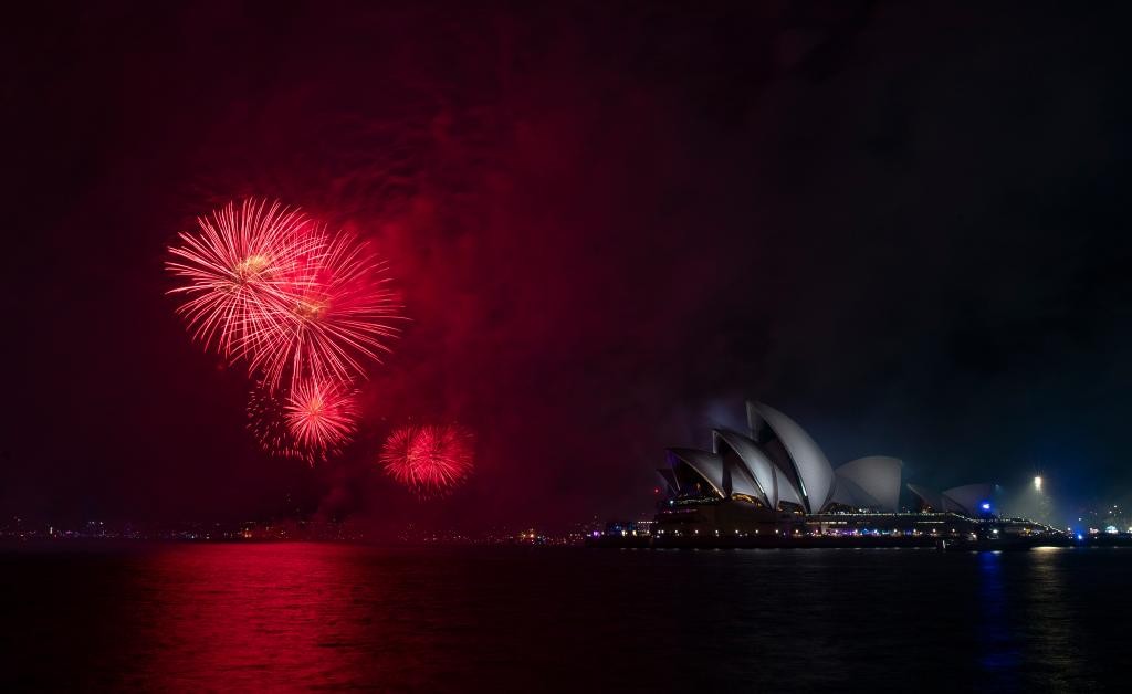 (شينخوا) في الصورة الملتقطة يوم 31 ديسمبر 2022، إطلاق الألعاب النارية في أثناء احتفالات عشية العام الجديد في مدينة سيدني الأسترالية..jpg