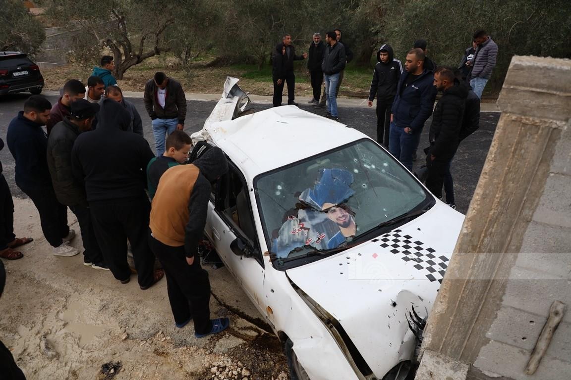 مواطنون يتفقدون المركبة التي اغتال الاحتلال بداخلها الشهيدين امجد خليلية ( 21 عام ) وعز الدين حمامرة ( 22 عام ) بالقرب من بلدة جبع 5.jpg