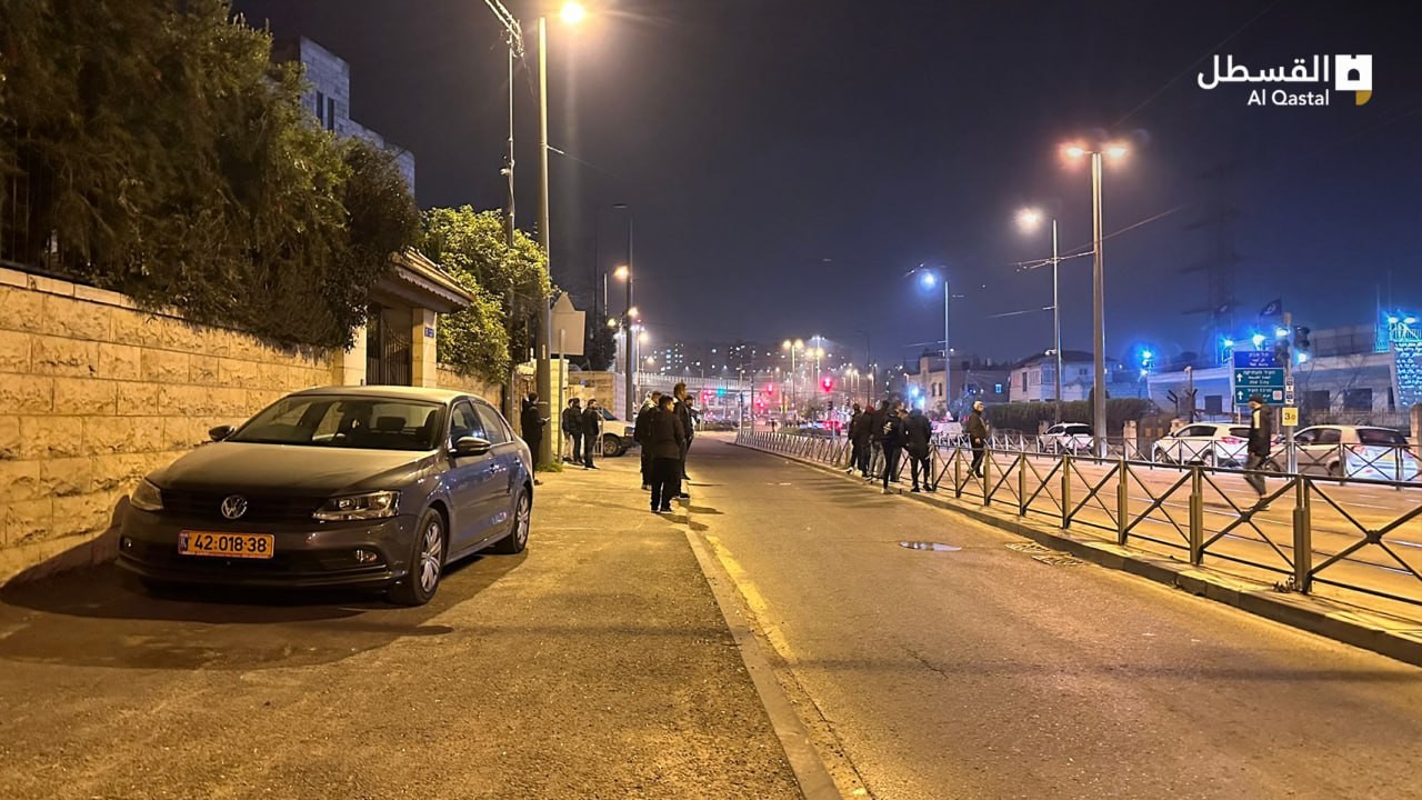 . المستوطنون يواصلون التجمع والاحتشاد عند مدخل بلدة شعفاط شمالي القدس 23.jpg
