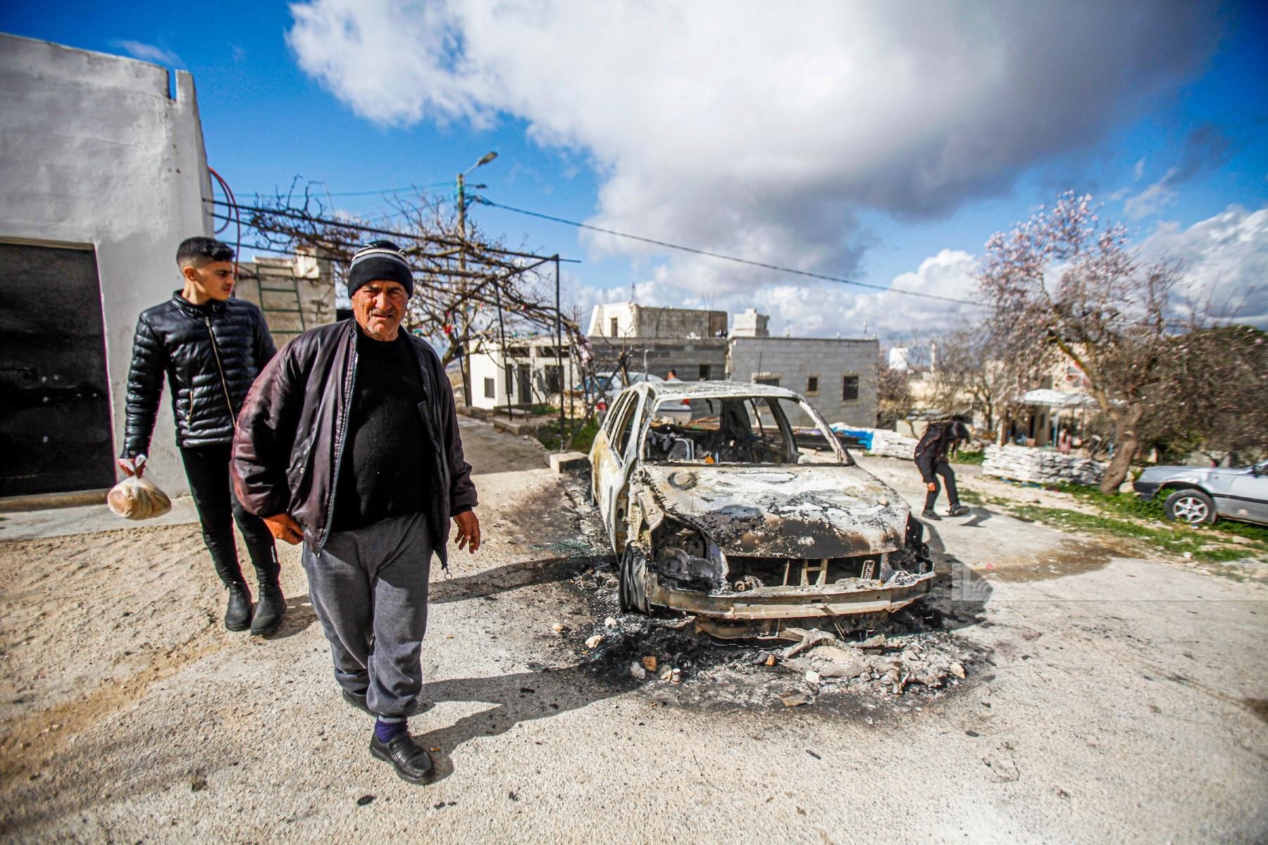 مواطنون يتفقدون المركبات التي احرقها المستوطنون اثناء الاعتداء على الاهالي في قرية جالود جنوب نابلس 87.jpg