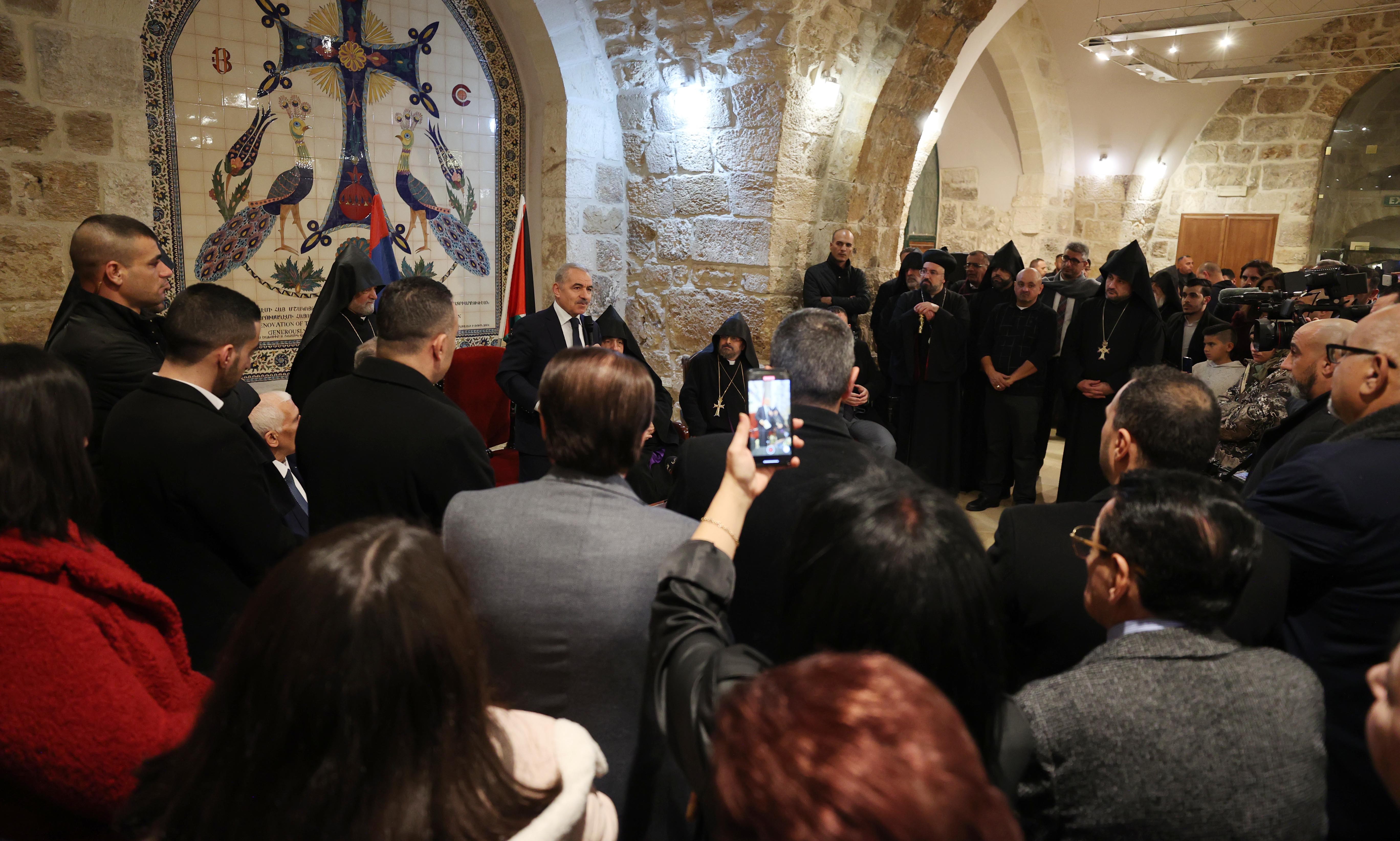 اشتية يشارك في حفل استقبال بمناسبة حلول عيد الميلاد المجيد حسب التقويم الأرمني 3.jpg