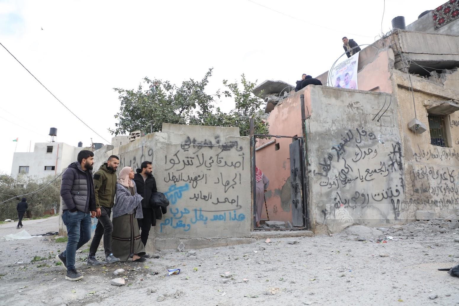 مواطنون يتفقدون ركام المنازل التي فجرها الاحتلال في بلدة كفر دان غرب جنين 1.jpg