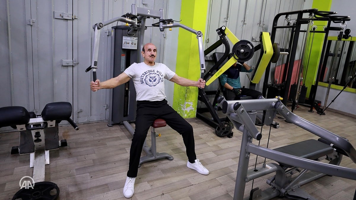 مسن فلسطيني متقاعد يمارس رياضة كمال الأجسام .. (الأناضول) 2.jpg