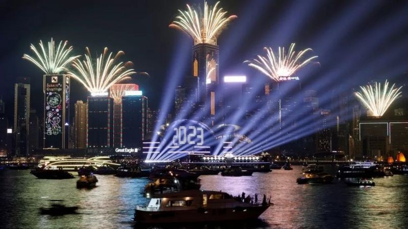 الألعاب النارية تنفجر فوق ميناء فيكتوريا للاحتفال بالعام الجديد في هونغ كونغ - رويترز.jpg