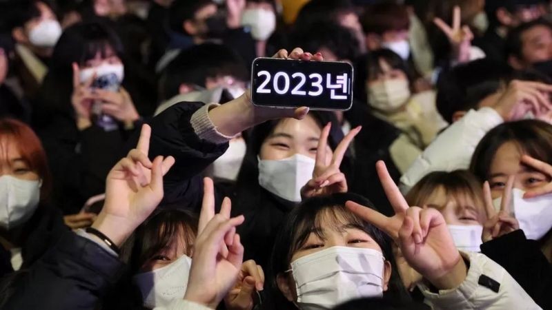 تجمع الناس للاحتفال بمرور منتصف الليل في سيول، عاصمة كوريا الجنوبية.jpg