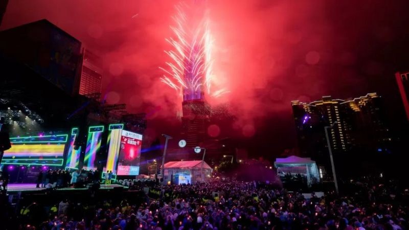 احتفل الناس في تايوان، حيث أضاءت الألعاب النارية أفق مبنى تايبيه 101.jpg
