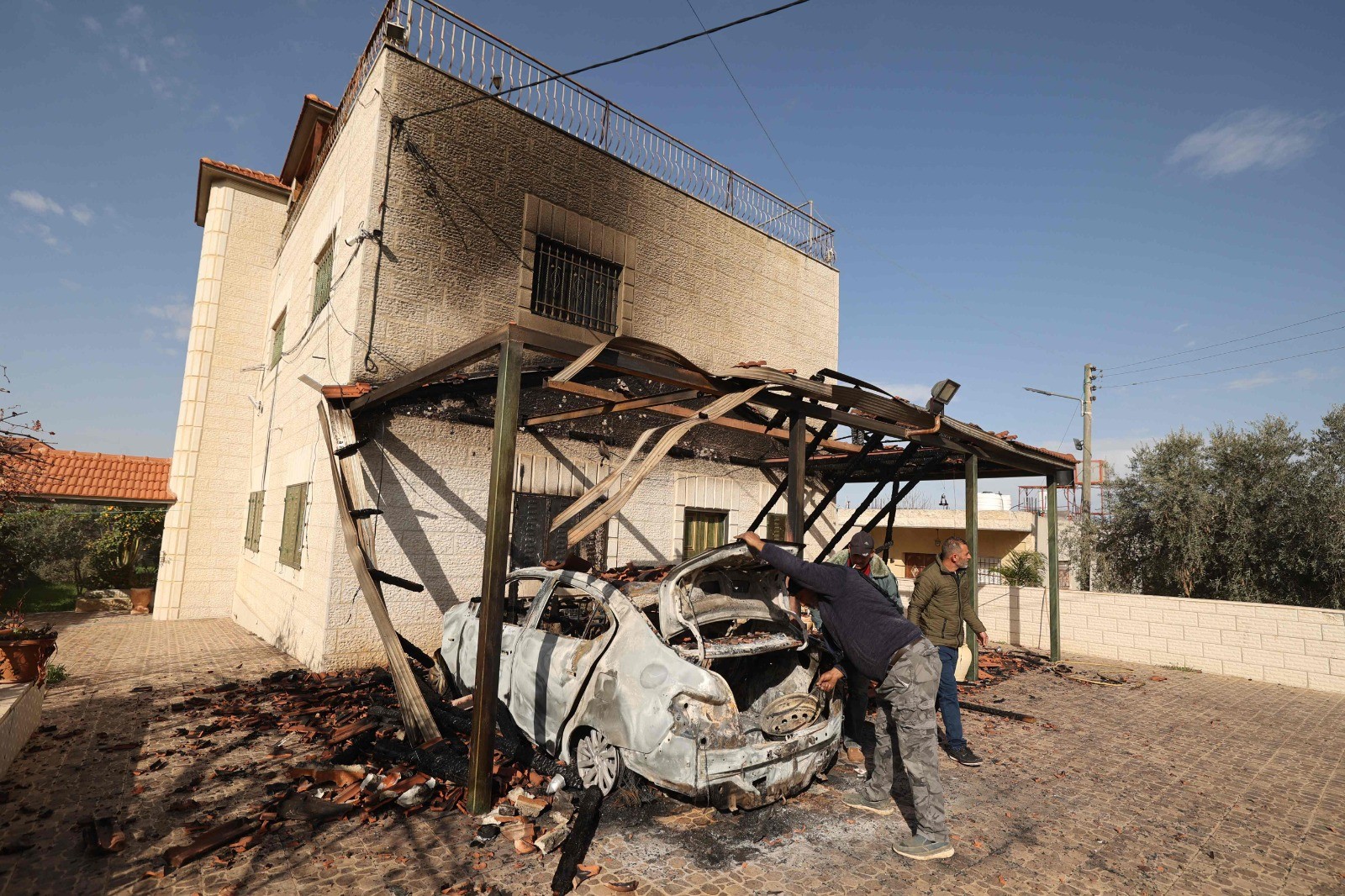 صور توثق احراق منزل ومركبة في بلدة ترمسعيا قرب رام الله .. تصوير(الفرنسية) 77.jpg