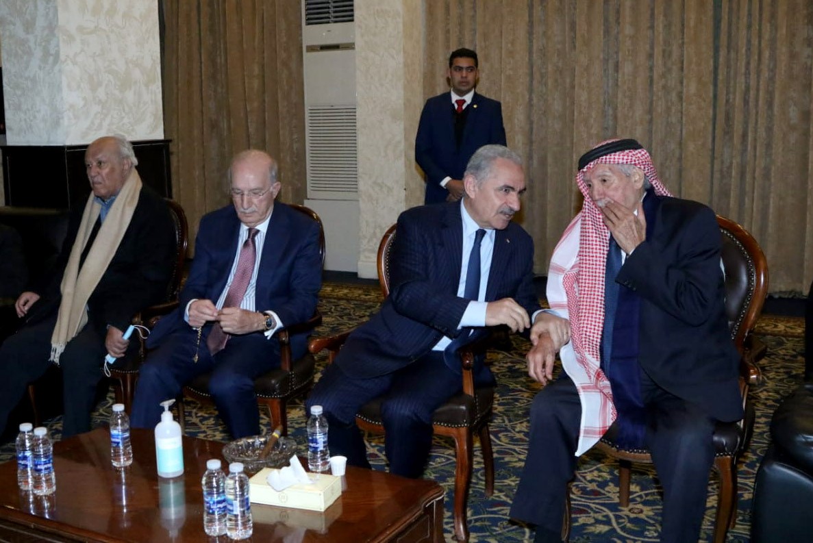 اشتية يقدم واجب العزاء بوفاة رئيس الوزراء الأردني الأسبق 1.jpg