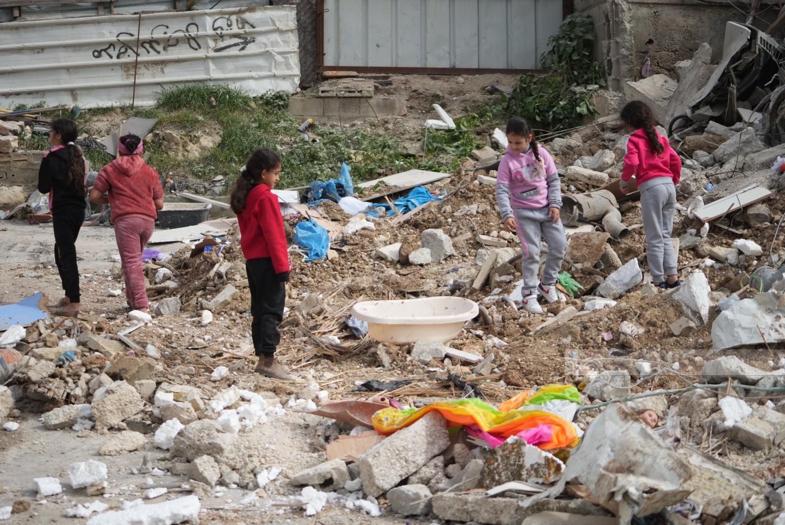قوات الاحتلال تهدم منزلا لعائلة مطر في بلدة جبل المكبر جنوب شرق القدس 14.jpg