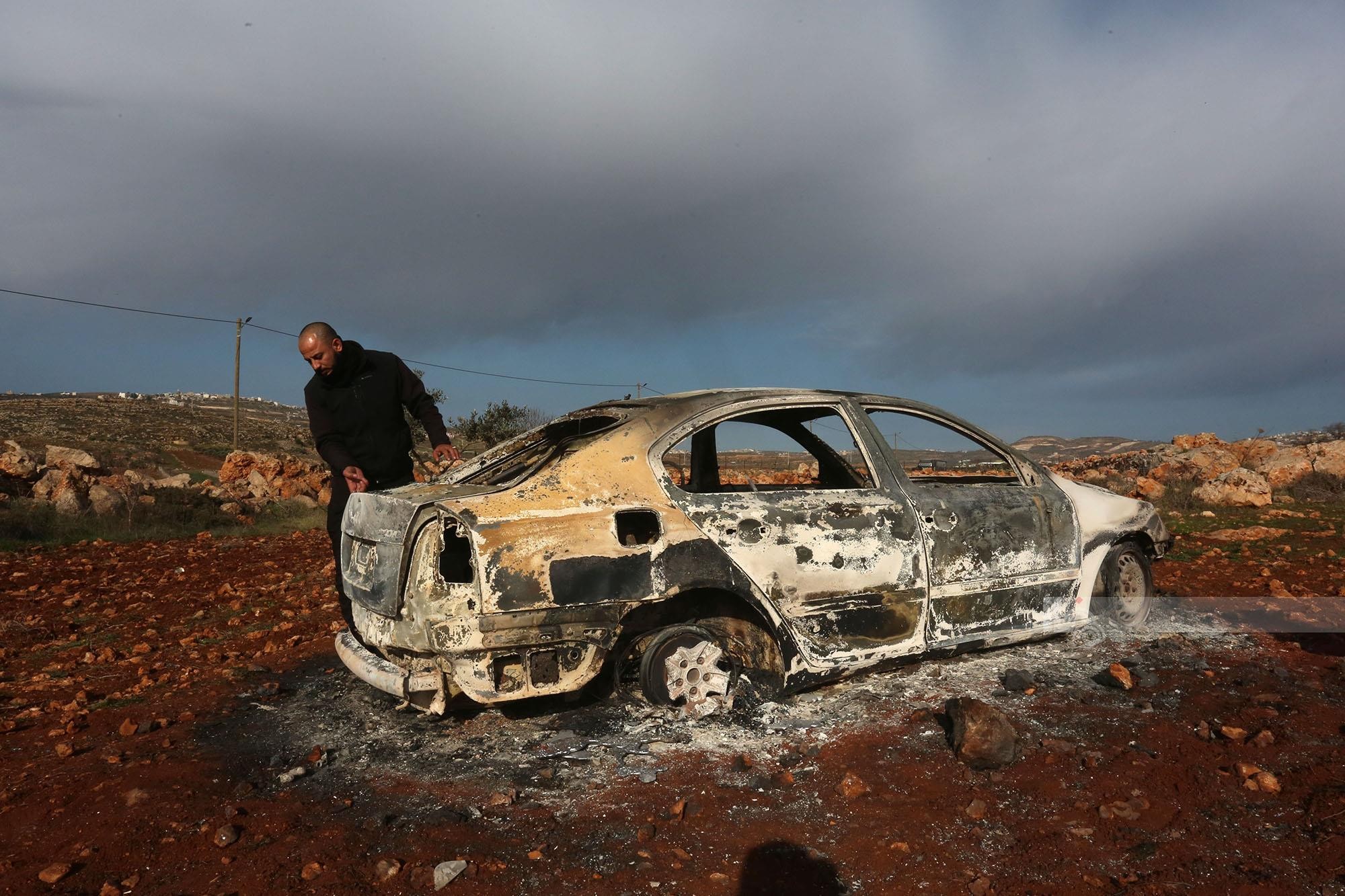 مستوطنون يحرقون ست مركبات فلسطينية بشكل كامل بين بلدتي عقربا ومجدل بني فاضل قرب نابلس 3.jpg