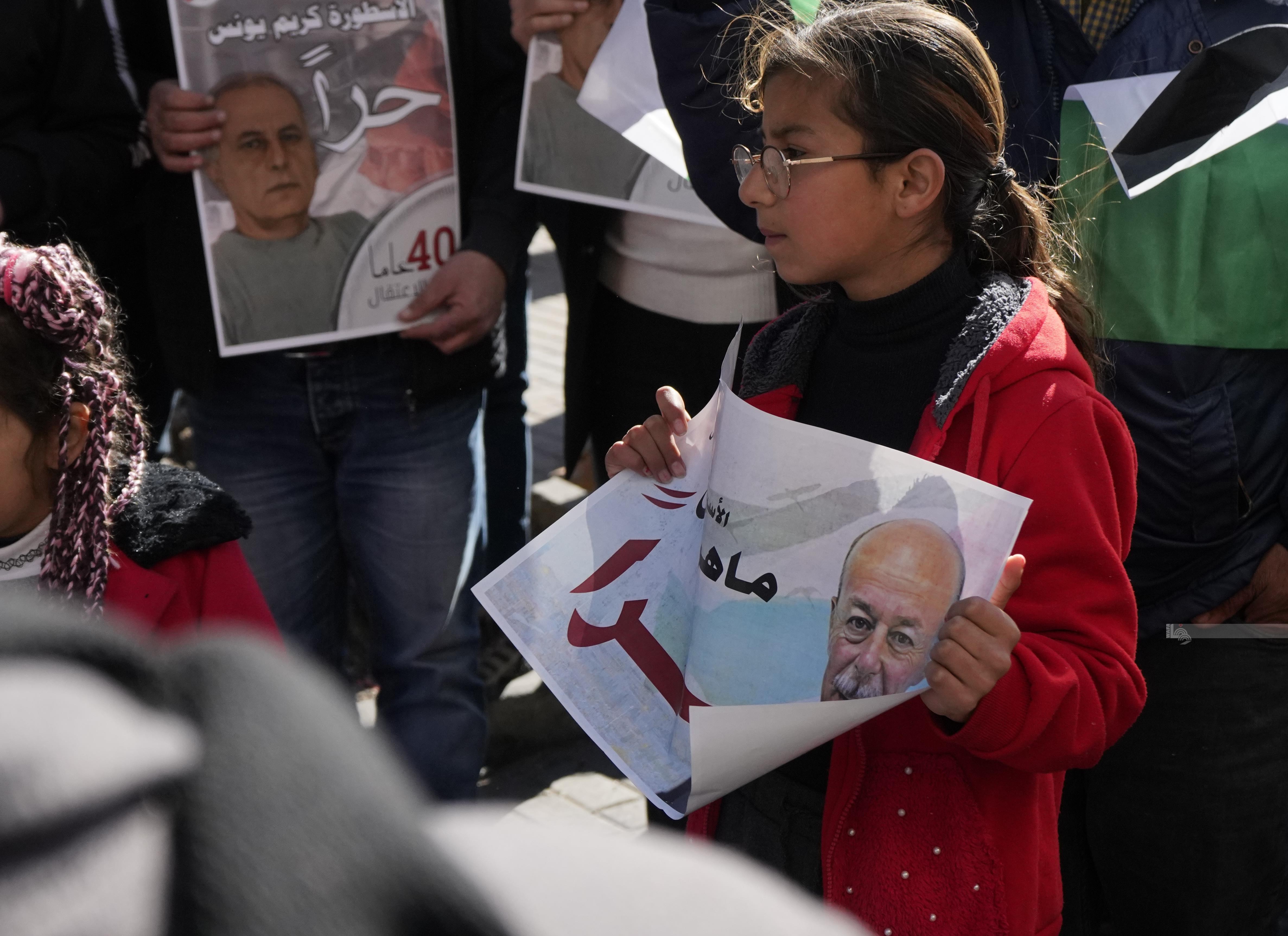 مواطنون ينظمون مسيرة للاحتفال بالافراج عن الأسير ماهر يونس، بعد قضاء 40 عاما في سجون الاحتلال.jpg