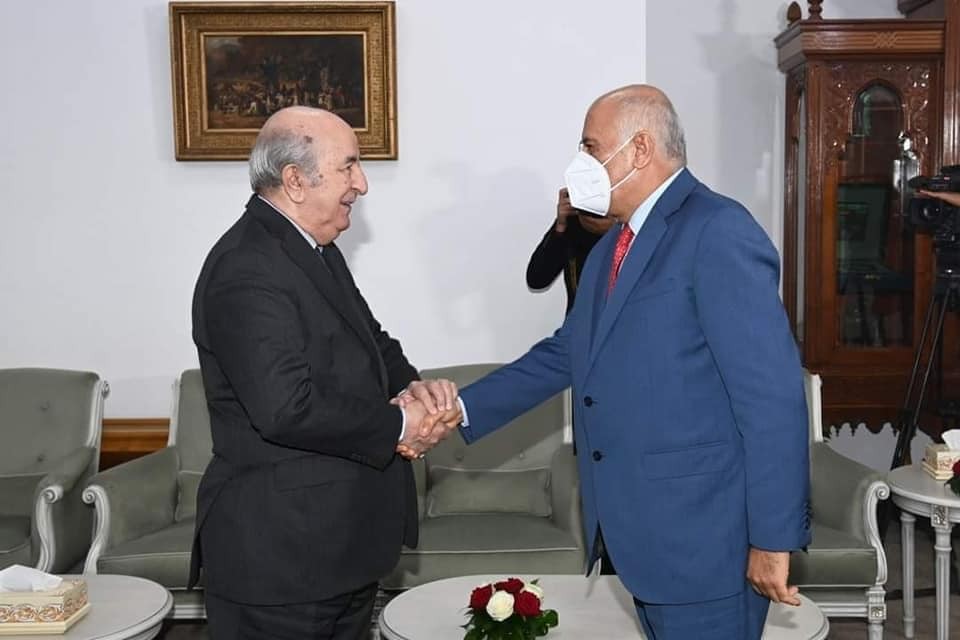 الرئيس الجزائري لدى استقباله الفريق الرجوب 1.jpg