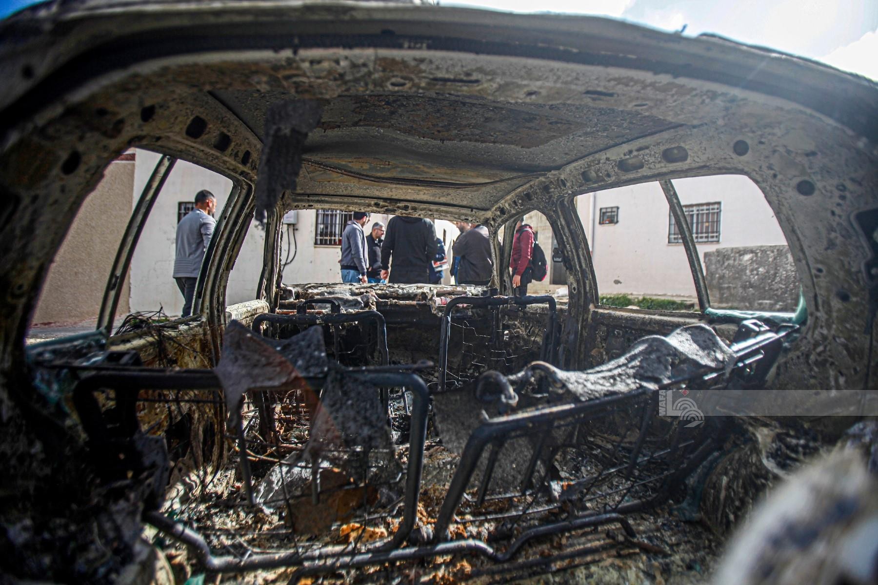 مواطنون يتفقدون المركبات التي احرقها المستوطنون اثناء الاعتداء على الاهالي في قرية جالود جنوب نابلس 23.jpg