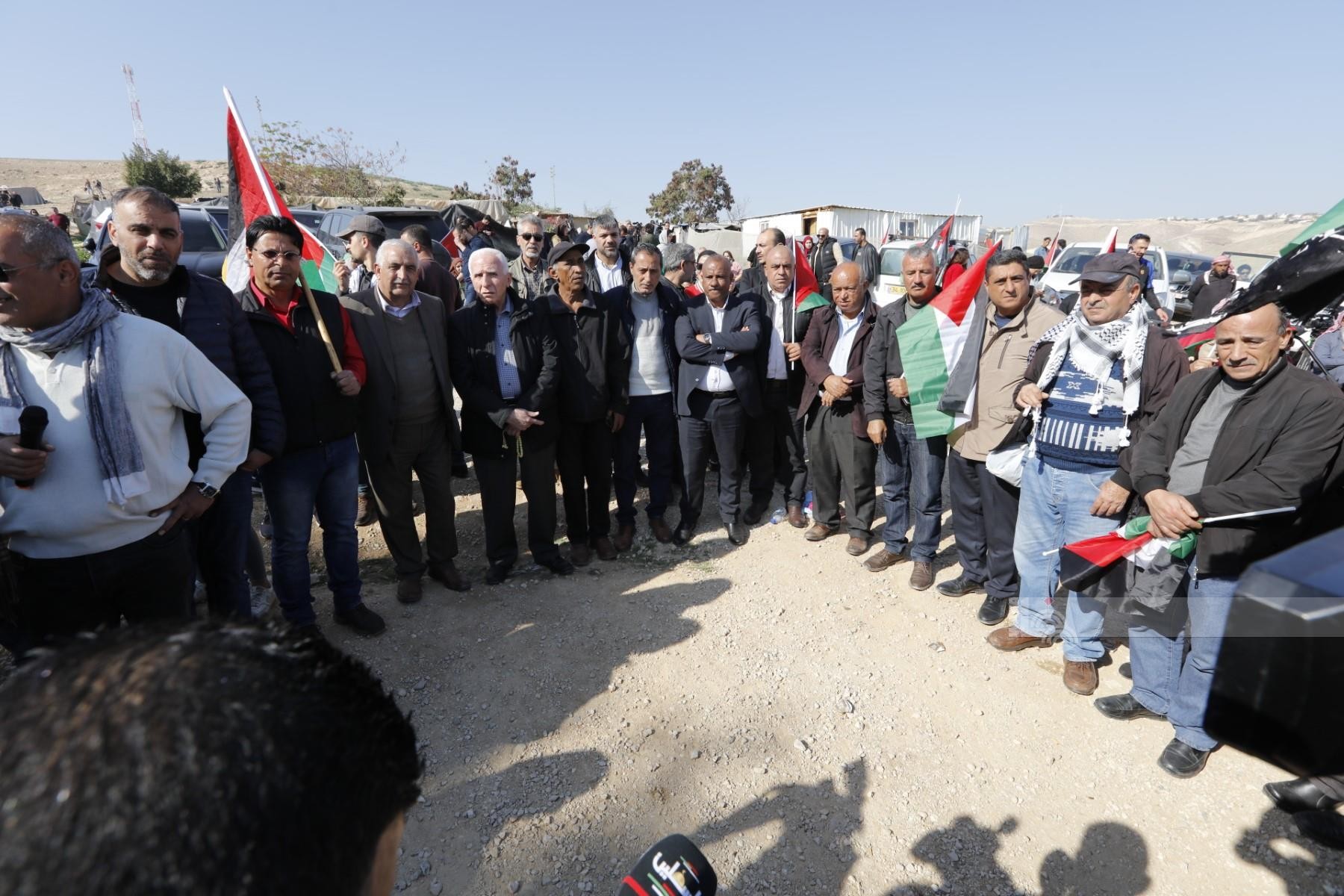 نشطاء يحتشدون لمساندة الاهالي في الخان الاحمر للرد على مسيرة اليمين الاسرائيلي المتطرف التي تحرض على تهجير سكانه 68.jpg