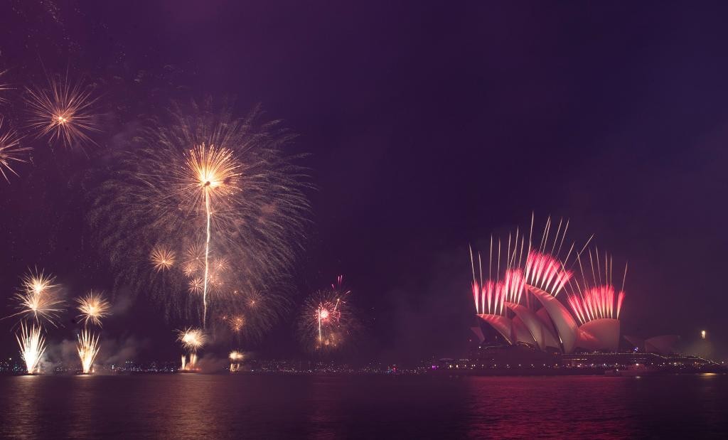 (شينخوا) في الصورة الملتقطة يوم 31 ديسمبر 2022، إطلاق الألعاب النارية في أثناء احتفالات عشية العام الجديد في مدينة سيدني الأسترالية1.jpg