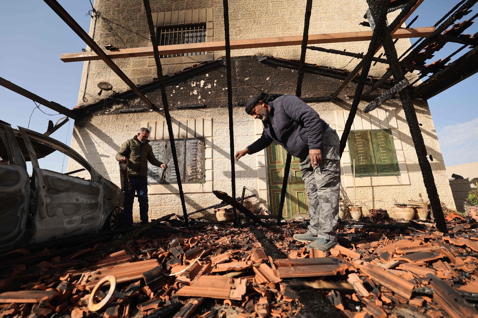 صور توثق احراق منزل ومركبة في بلدة ترمسعيا قرب رام الله .. تصوير(الفرنسية).jpg