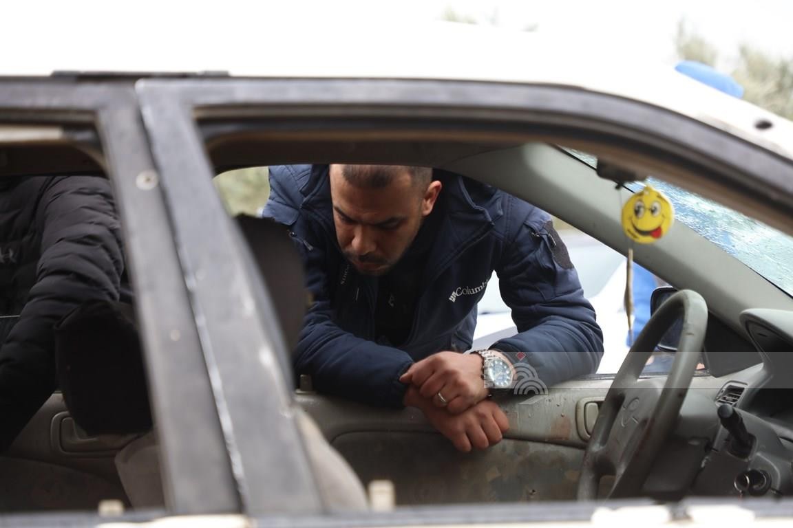 مواطنون يتفقدون المركبة التي اغتال الاحتلال بداخلها الشهيدين امجد خليلية ( 21 عام ) وعز الدين حمامرة ( 22 عام ) بالقرب من بلدة جبع 88.jpg