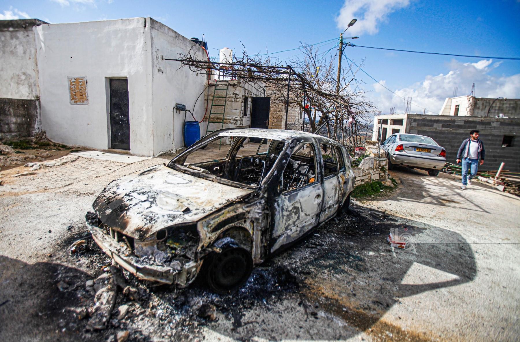 مواطنون يتفقدون المركبات التي احرقها المستوطنون اثناء الاعتداء على الاهالي في قرية جالود جنوب نابلس 3.jpg
