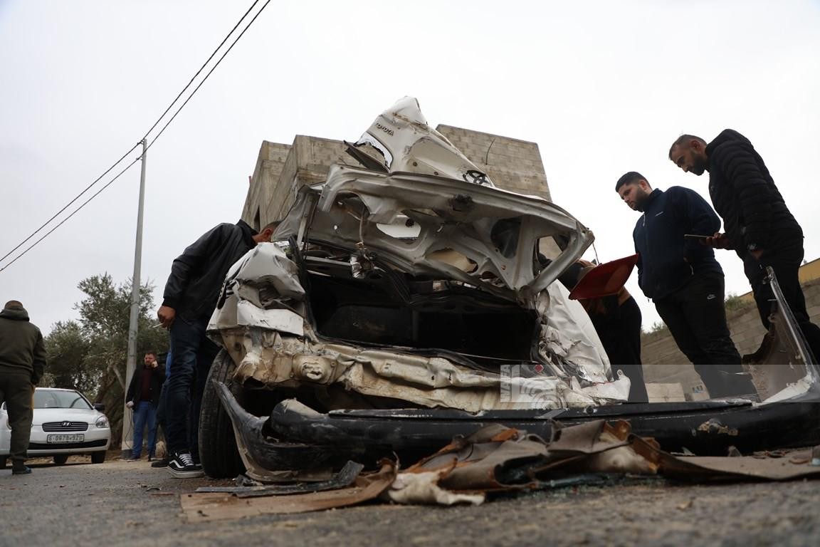 مواطنون يتفقدون المركبة التي اغتال الاحتلال بداخلها الشهيدين امجد خليلية ( 21 عام ) وعز الدين حمامرة ( 22 عام ) بالقرب من بلدة جبع.jpg