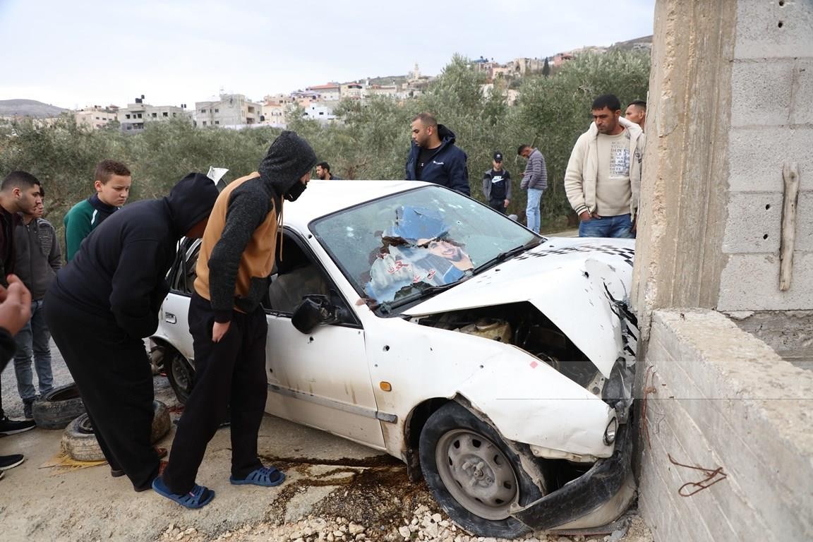 مواطنون يتفقدون المركبة التي اغتال الاحتلال بداخلها الشهيدين امجد خليلية ( 21 عام ) وعز الدين حمامرة ( 22 عام ) بالقرب من بلدة جبع 66.jpg
