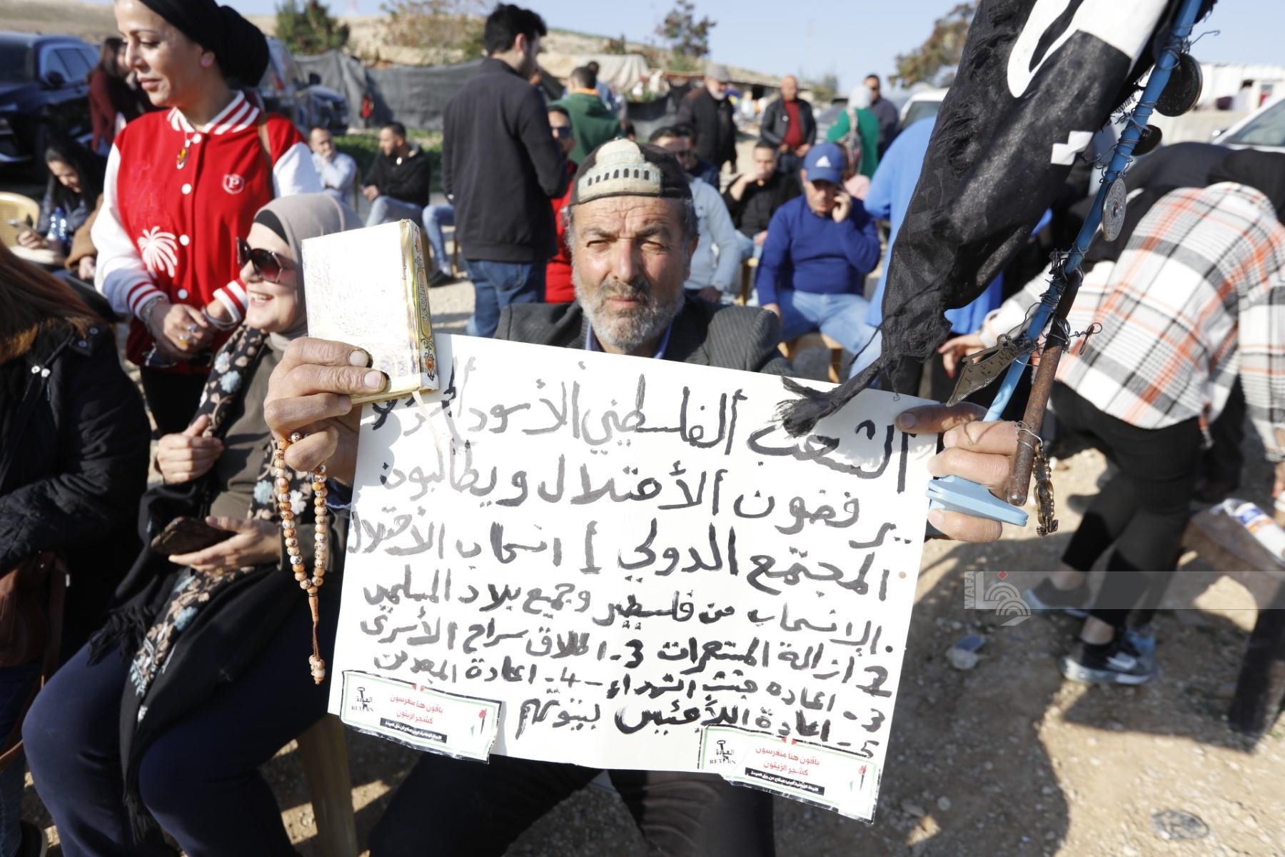 نشطاء يحتشدون لمساندة الاهالي في الخان الاحمر للرد على مسيرة اليمين الاسرائيلي المتطرف التي تحرض على تهجير سكانه.jpg