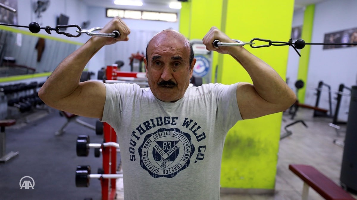 مسن فلسطيني متقاعد يمارس رياضة كمال الأجسام .. (الأناضول) 5.jpg