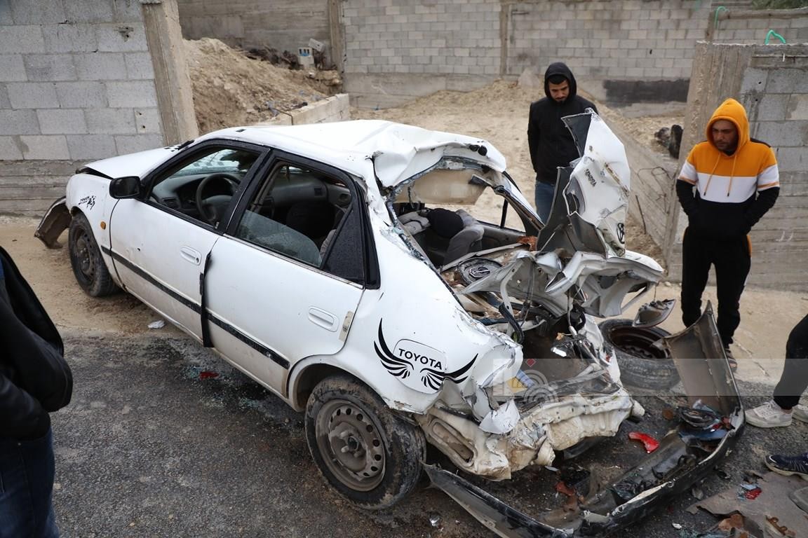 مواطنون يتفقدون المركبة التي اغتال الاحتلال بداخلها الشهيدين امجد خليلية ( 21 عام ) وعز الدين حمامرة ( 22 عام ) بالقرب من بلدة جبع 8.jpg