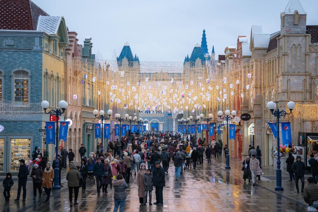 (شينخوا) في الصورة الملتقطة يوم 31 ديسمبر 2022، أشخاص يتسوقون في مركز تجاري في مدينة طشقند، عاصمة أوزبكستان. 4.jpg