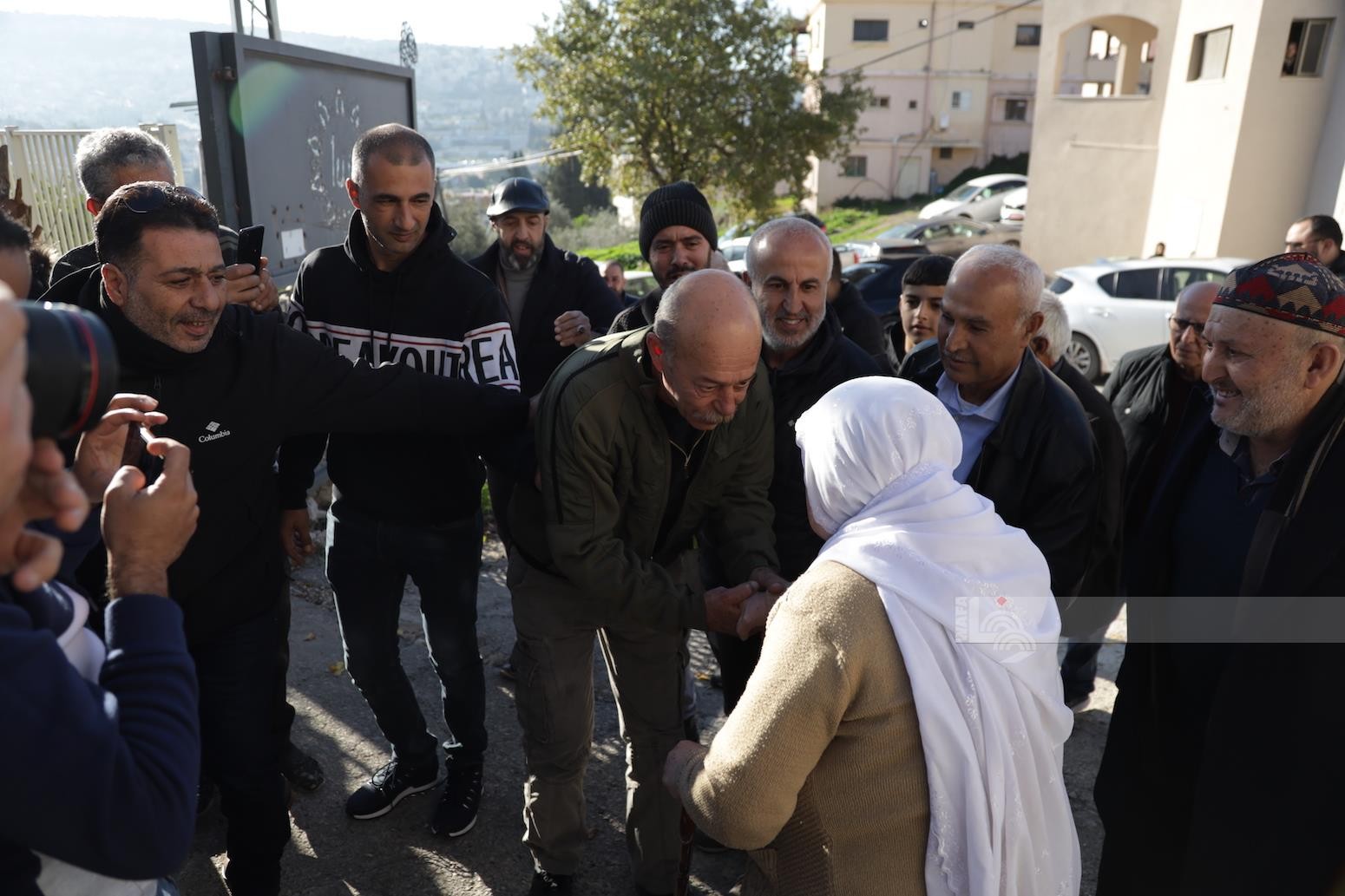 الأسير ماهر يونس يعانق الحرية بعد 40 عاما من الأسر في سجون الاحتلال 2.jpg