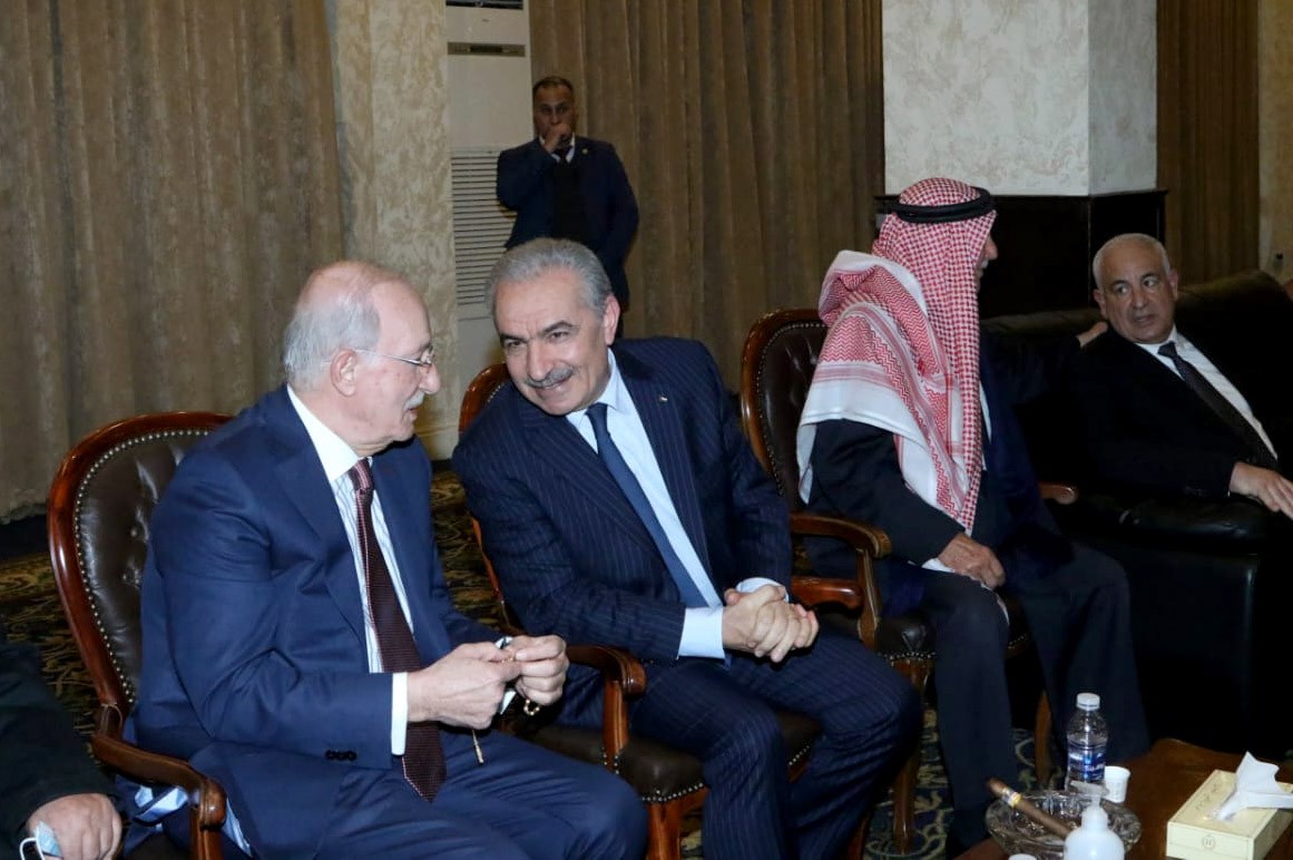 اشتية يقدم واجب العزاء بوفاة رئيس الوزراء الأردني الأسبق.jpg