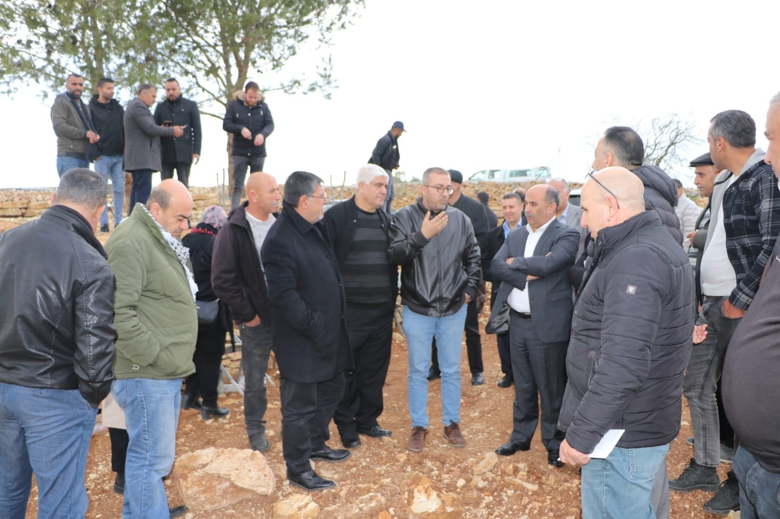 وزير الزراعة ووزير القدس يتفقدان أحوال القطاع الزراعي في قرى شمال غرب القدس  3.jpg