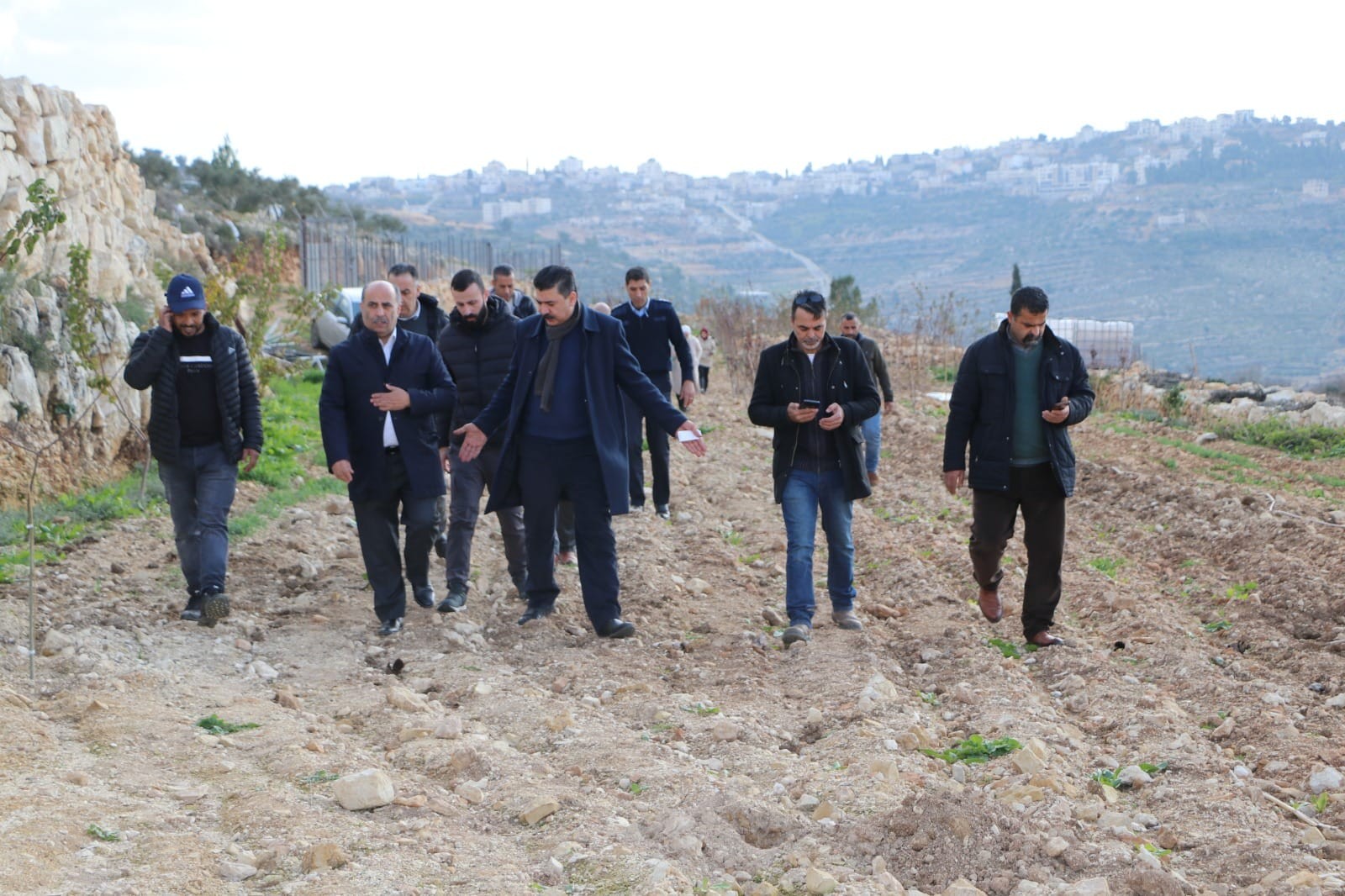 وزير الزراعة ووزير القدس يتفقدان أحوال القطاع الزراعي في قرى شمال غرب القدس  1.jpg