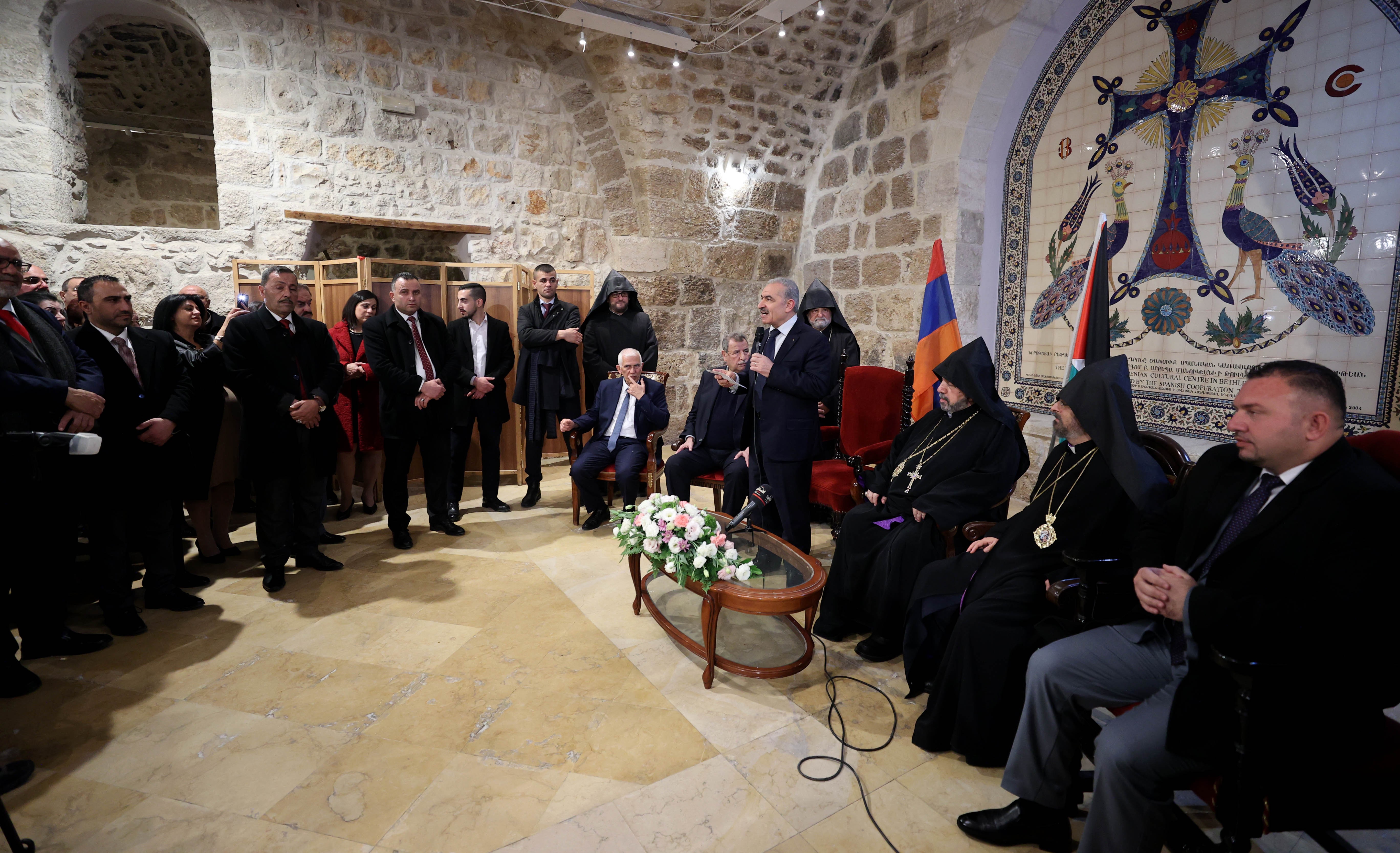 اشتية يشارك في حفل استقبال بمناسبة حلول عيد الميلاد المجيد حسب التقويم الأرمني 6.jpg