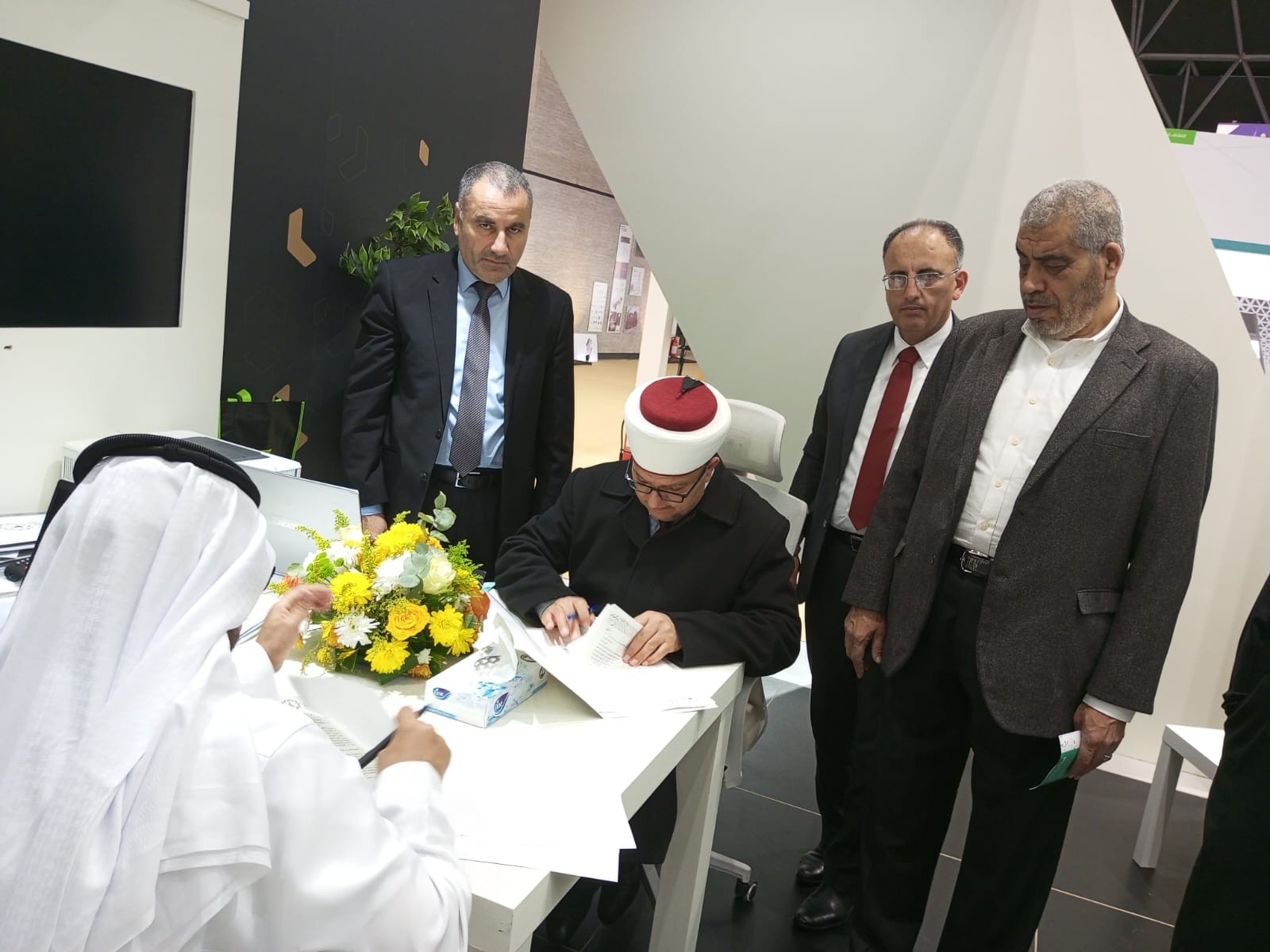 البكري يبحث مع رئيس مؤسسة الأدلاء آلية استقبال حجاج دولة فلسطين في المدينة المنورة 1.jpg