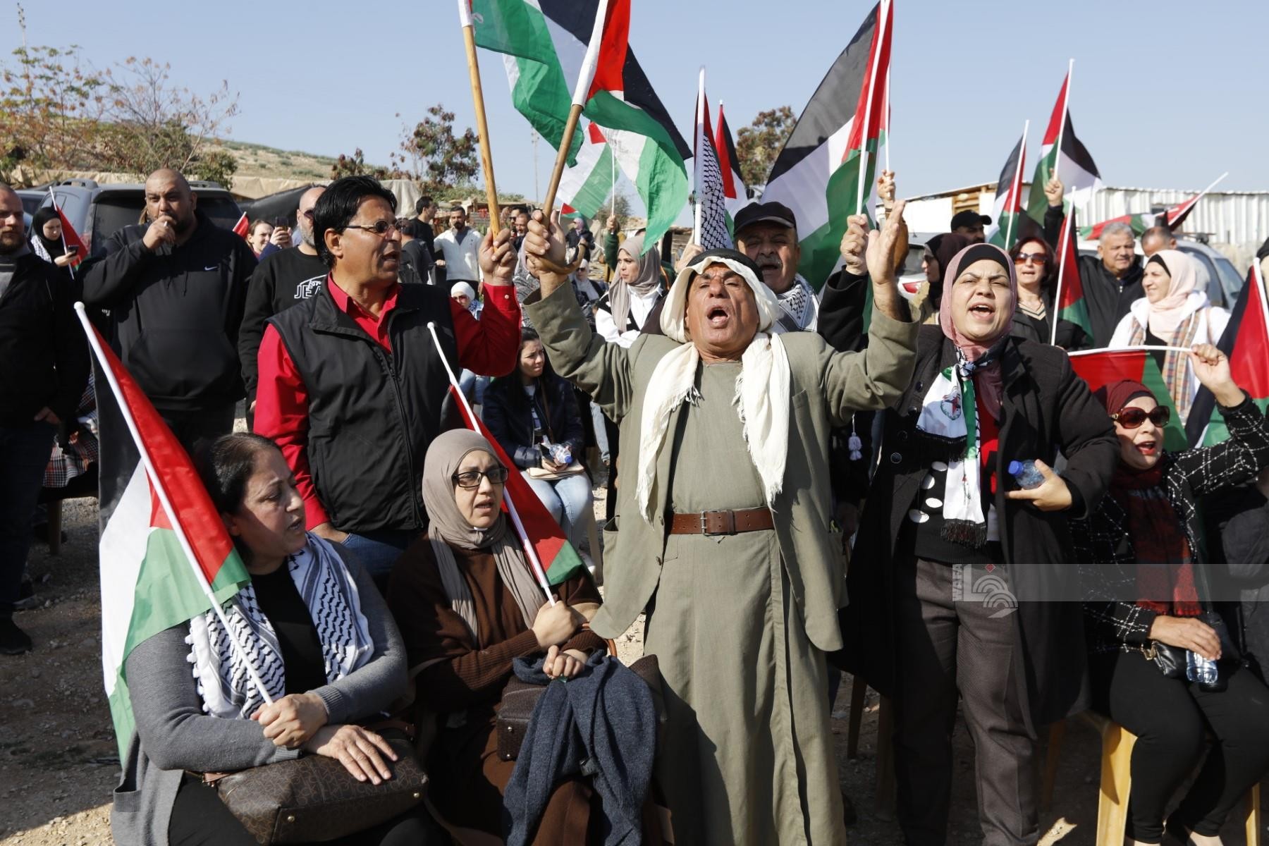 نشطاء يحتشدون لمساندة الاهالي في الخان الاحمر للرد على مسيرة اليمين الاسرائيلي المتطرف التي تحرض على تهجير سكانه 4.jpg