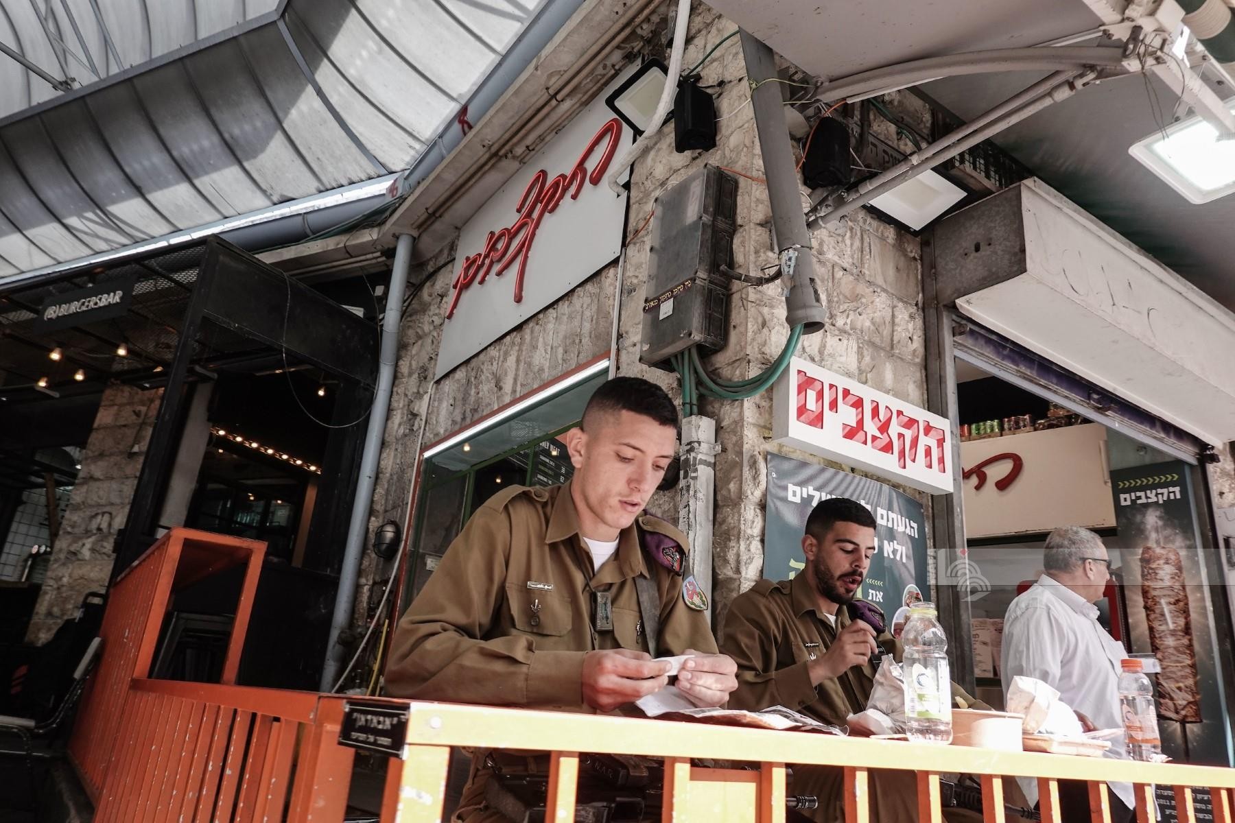 الاحتلال يحول شوارع مدينة القدس لثكنة عسكرية وينكل بالمقدسيين 87.jpg