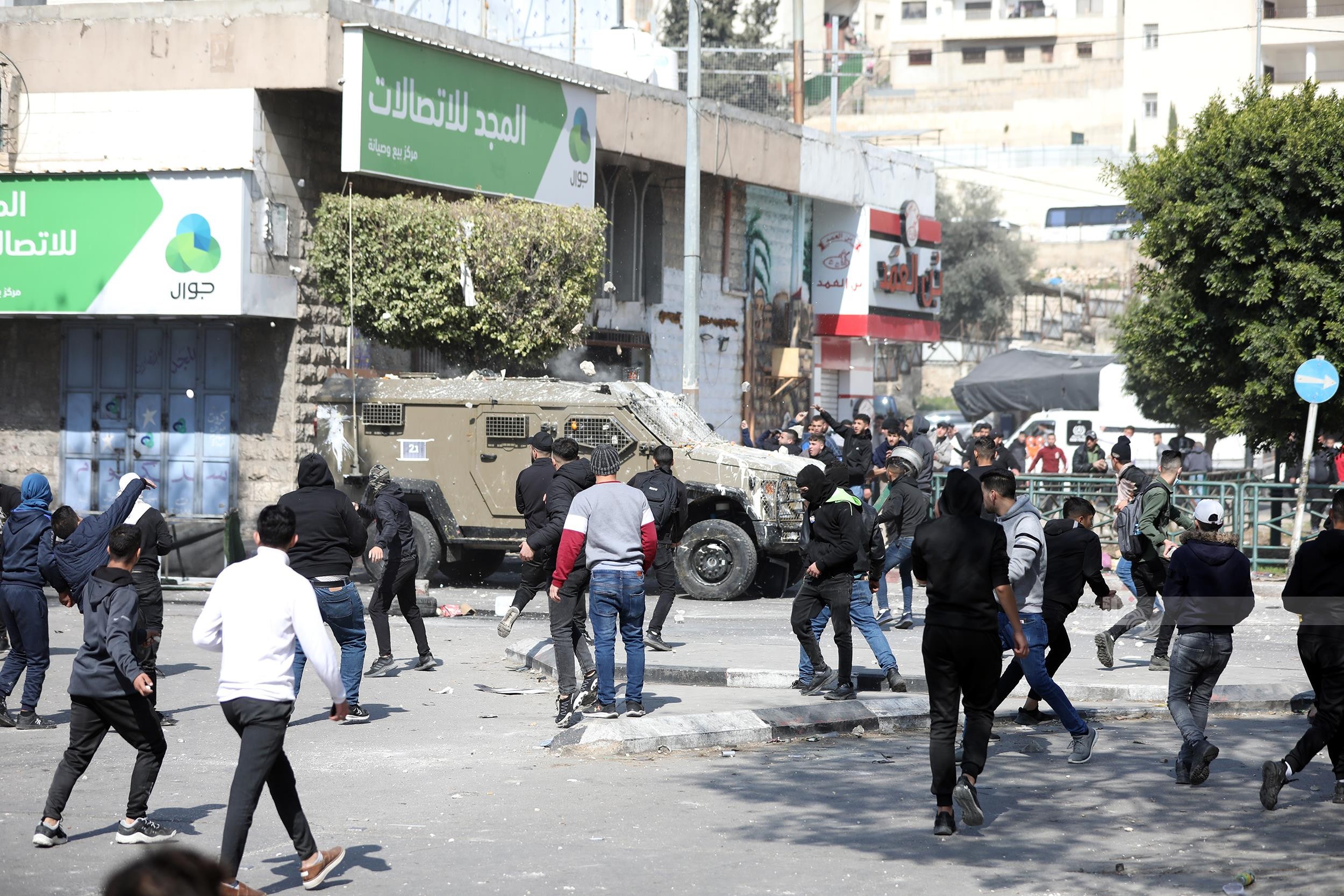 مواطنون يتصدون لقوات الاحتلال خلال اقتحامها مدينة نابلس.jpg