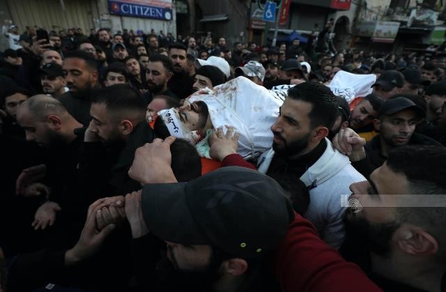 الآلاف يشيعون جثامين الشهداء العشرة الذين ارتقوا خلال العدوان الاسرائيلي على مدينة نابلس.jpg