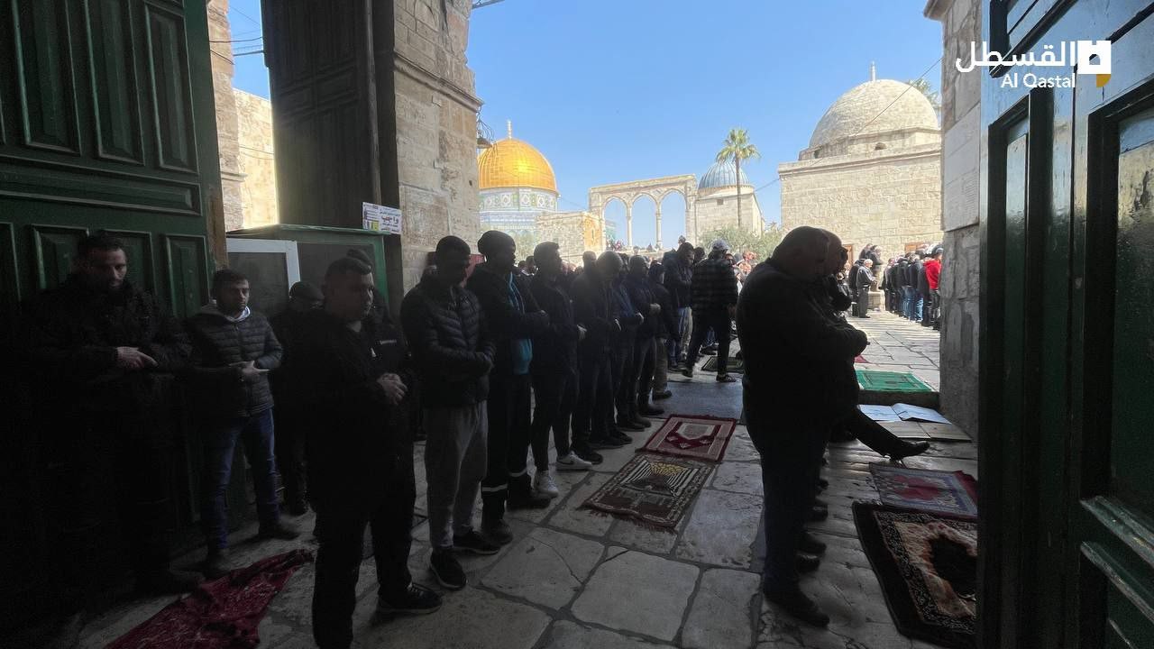 أعداد كبيرة من المصلين أدوا صلاة الجمعة في المسجد الأقصى المبارك 65.jpg