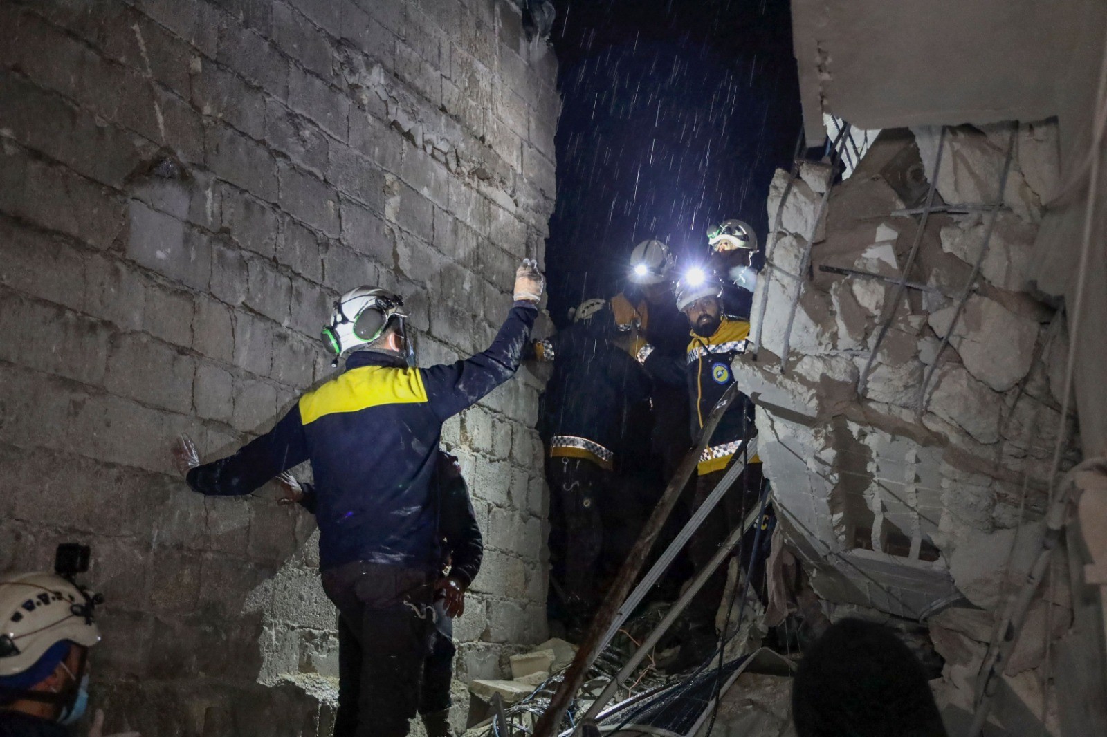 صور من آثار الدمار الذي حل بمنازل السوريين إثر الزلزال .. تصوير (الفرنسية) 11.jpg
