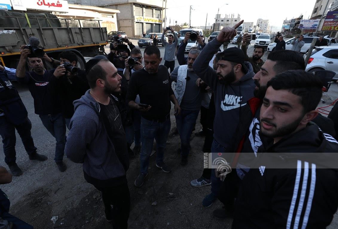 مستوطن يهاجم مجموعة من المواطنين في بلدة حوارة.jpg