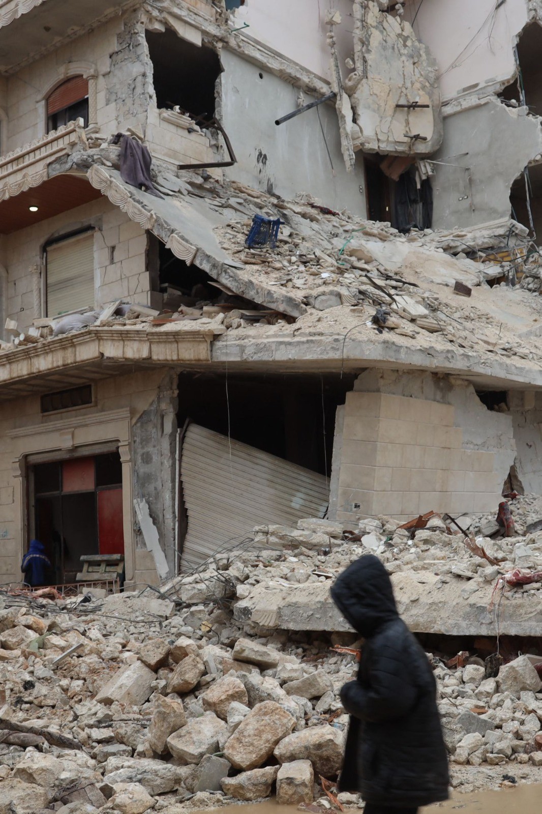صور من آثار الدمار الذي حل بمنازل السوريين إثر الزلزال .. تصوير (الفرنسية) 0.jpg