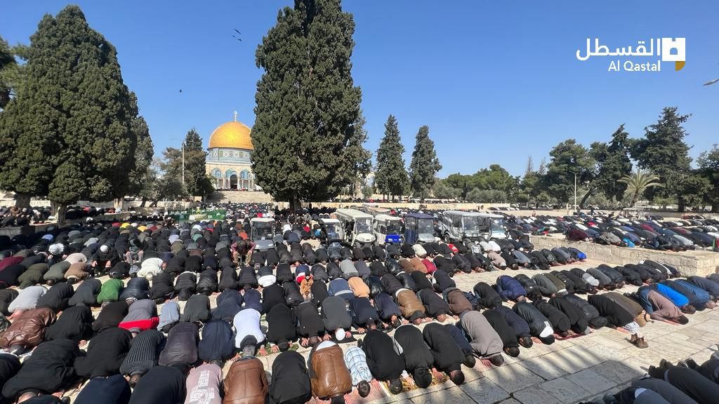أعداد كبيرة من المصلين أدوا صلاة الجمعة في المسجد الأقصى المبارك 48.jpg