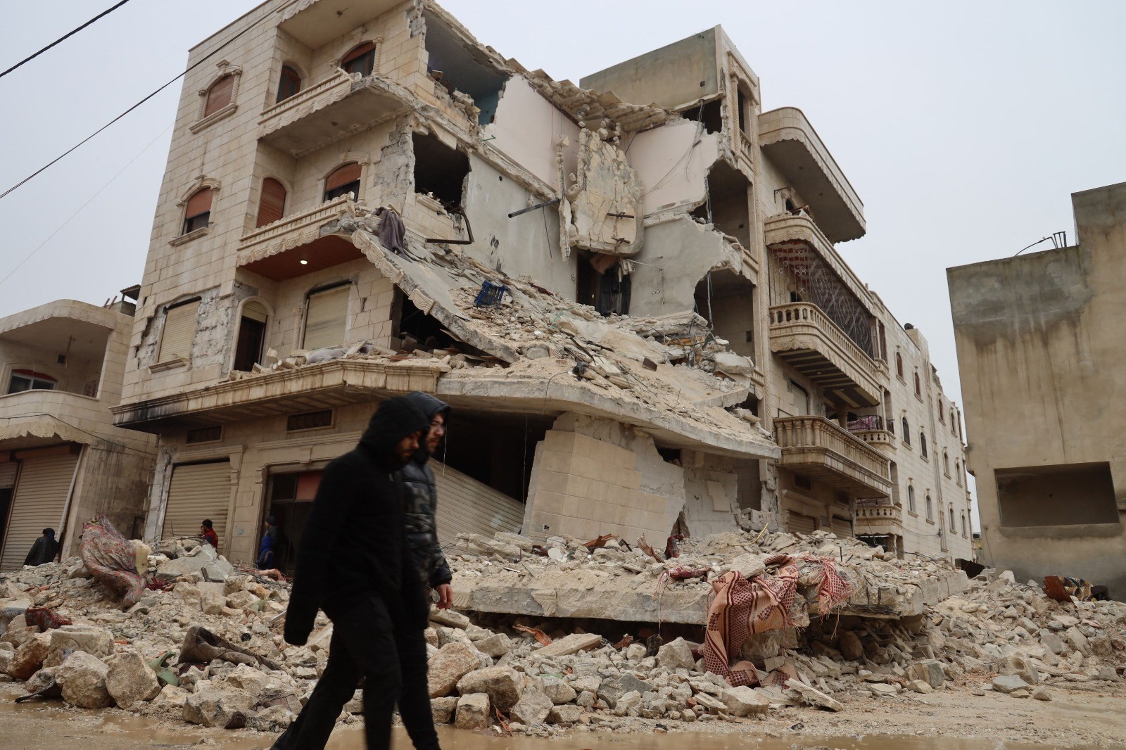 صور من آثار الدمار الذي حل بمنازل السوريين إثر الزلزال .. تصوير (الفرنسية) 8.jpg