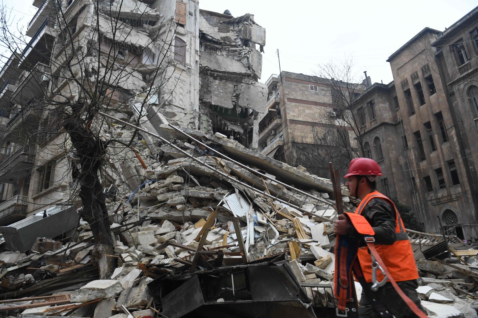 صور من آثار الدمار الذي حل بمنازل السوريين إثر الزلزال .. تصوير (الفرنسية) 4.jpg