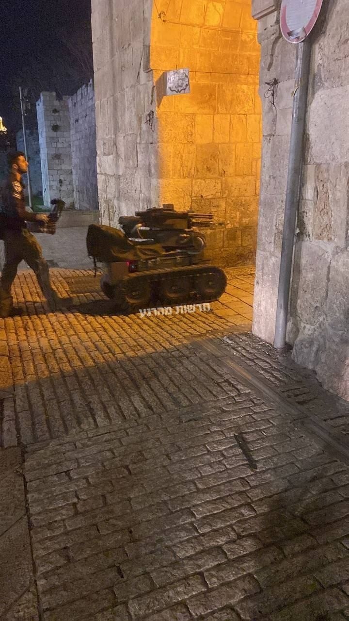 الشرطة الإسرائيلية تستقدم  وربوت  لفحص الشاب محتجز في القدس القديمة.jpg