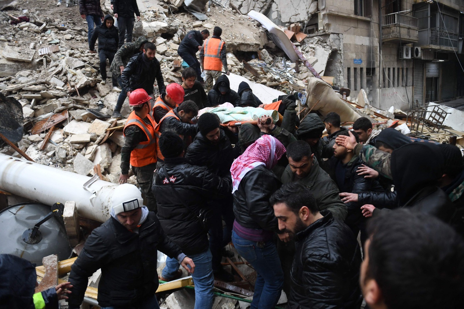 صور من آثار الدمار الذي حل بمنازل السوريين إثر الزلزال .. تصوير (الفرنسية).jpg