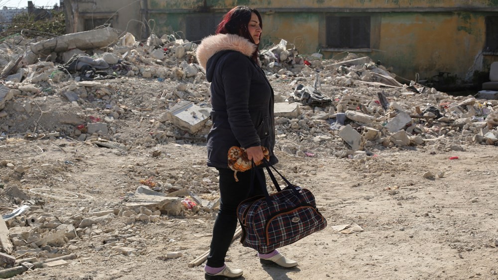 السورية أم كنعان تحمل حقيبة ذكرياتها بعد انقاذها هي واطفالها بمدينة جبلة الساحلية يوم الثلاثاء. تصوير: يمام الشعار - رويترز